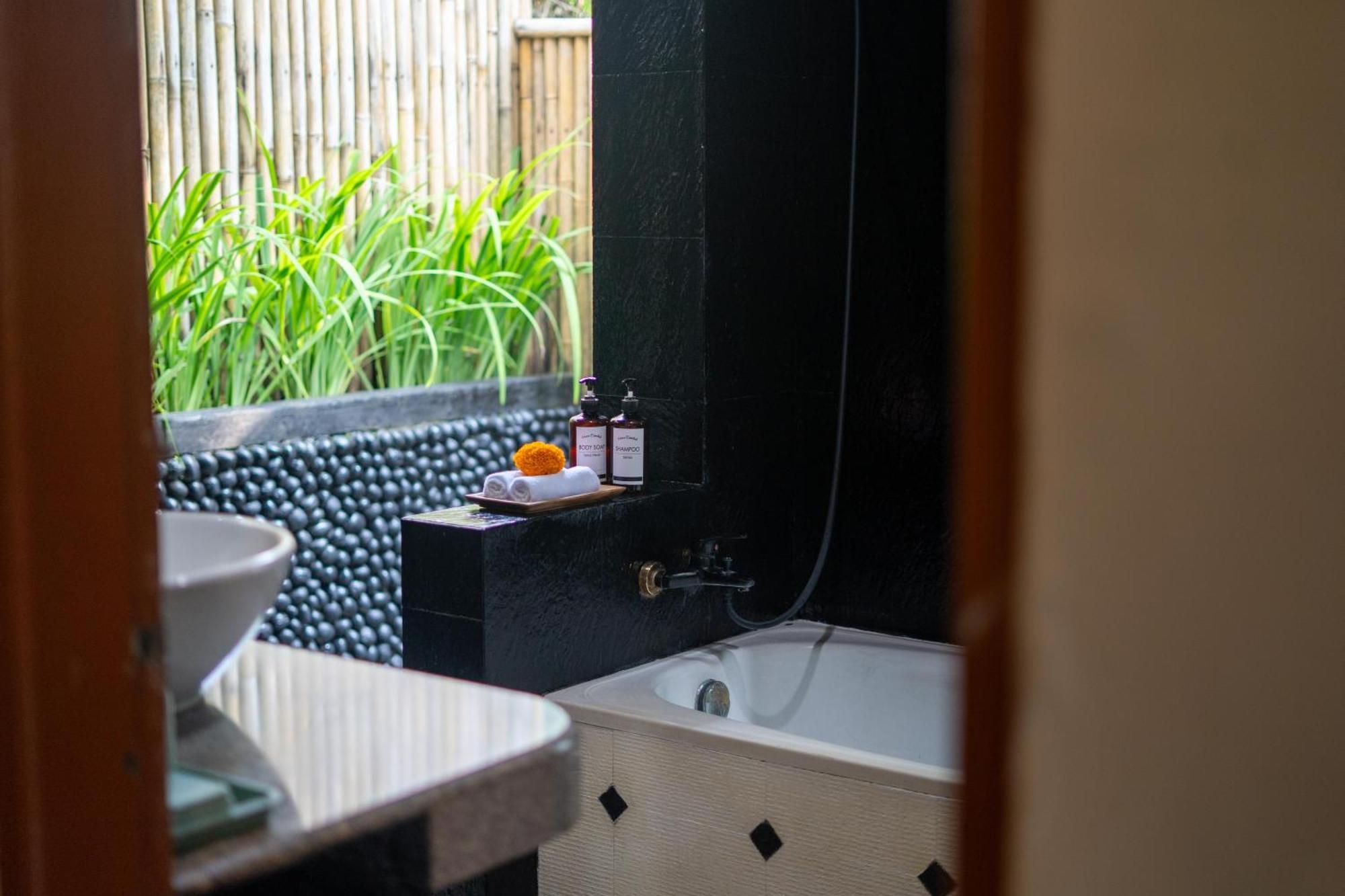 Kamayana, Peaceful & Quiet 6Br Villa With Huge Pool And Tropical Garden Canggu Εξωτερικό φωτογραφία